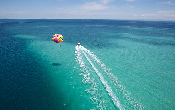 aqua parasailing resort activity tropical parasailing parasailing stock pictures, royalty-free photos & images