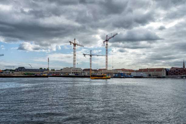 costruzione di un nuovo complesso residenziale nella parte centrale della città. vicino al teatro dell'opera di copenaghen. - copenhagen opera denmark opera house foto e immagini stock