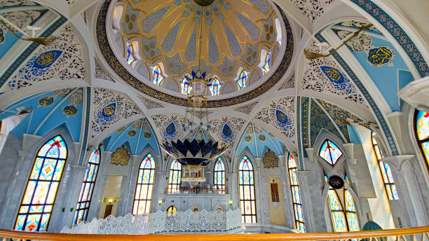 kazan, russland - juli 2021: innenraum der kul sharif moschee im kasaner kreml. eine der größten moscheen in russland. unesco-weltkulturerbe - tatarstan stock-fotos und bilder