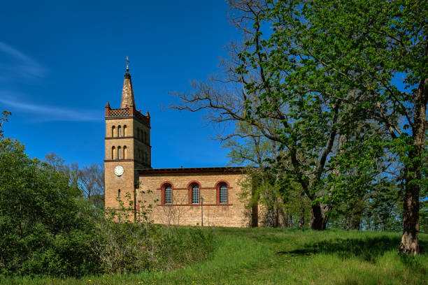 la iglesia neorrománica del pueblo de los planos de friedrich karl schinkel se encuentra en una colina sobre la ciudad de petzow - petzow fotografías e imágenes de stock