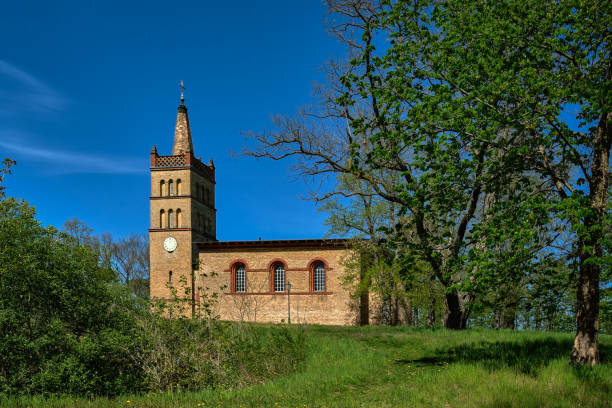 neoromański kościół wiejski według planów friedricha karla schinkla leży na wzgórzu nad miastem petzow - petzow zdjęcia i obrazy z banku zdjęć