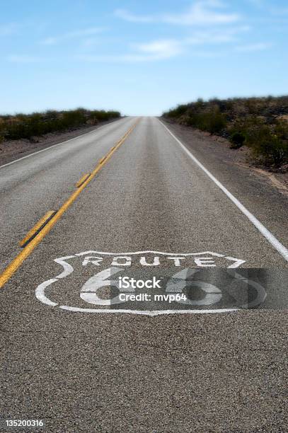 Foto de Route 66 e mais fotos de stock de Califórnia - Califórnia, Deserto, Estrada