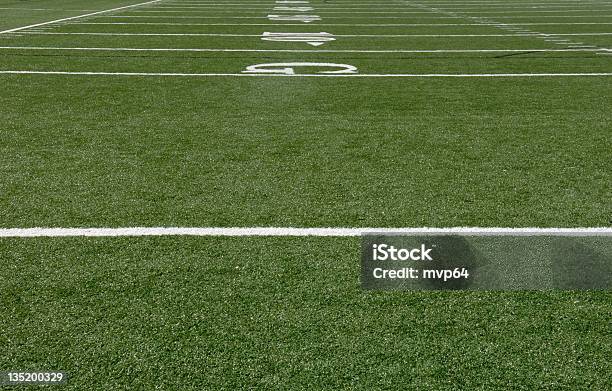Campo Da Football Americano - Fotografie stock e altre immagini di Campo da football americano - Campo da football americano, Colore verde, Composizione orizzontale