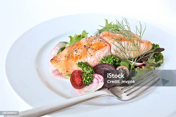 Ensalada De Salmón Foto de stock y más banco de imágenes de Alimento - Alimento, Alimentos cocinados, Cena