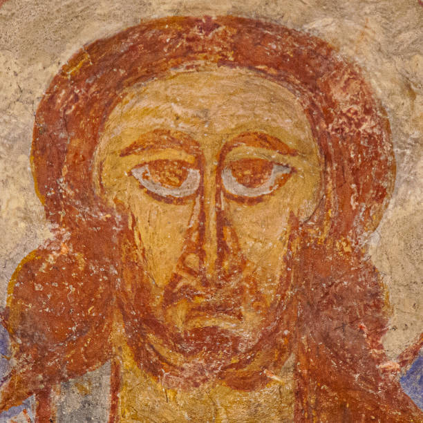 christ avec de grands yeux en forme d’amande, une peinture murale en plein air vieille de 800 ans - domini photos et images de collection