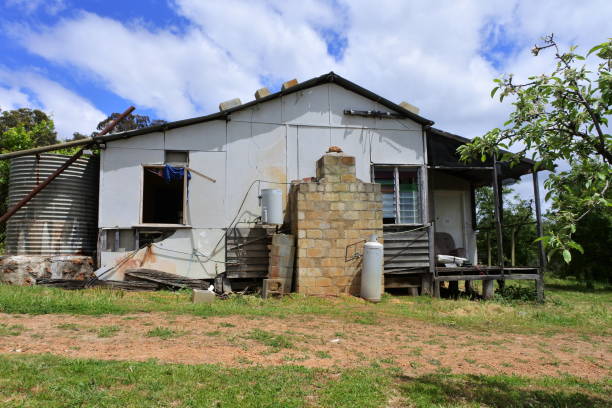 istock Abandoned old farm house 1352012898