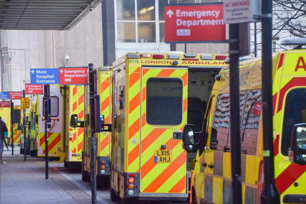 автомобили скорой помощи в королевской лондонской больнице, лондон, великобритания - emergency room flash стоковые фото и изображения