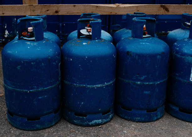 건설 현장의 안전한 보호 된 열린 공간에 보관된 부탄 가스 실린더 - gas tank 뉴스 사진 이미지