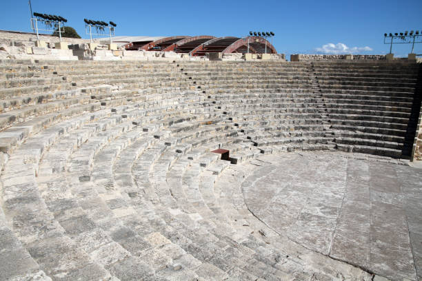 das griechisch-römische theater in kourion, zypern - greco roman fotos stock-fotos und bilder