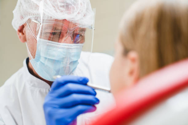 retrato de cerca de un dentista ortodoncista masculino con máscara protectora que cura los dientes del paciente, examina, cura la caries de caries. concepto de cuidado dental estomatológico - scrub brush fotografías e imágenes de stock