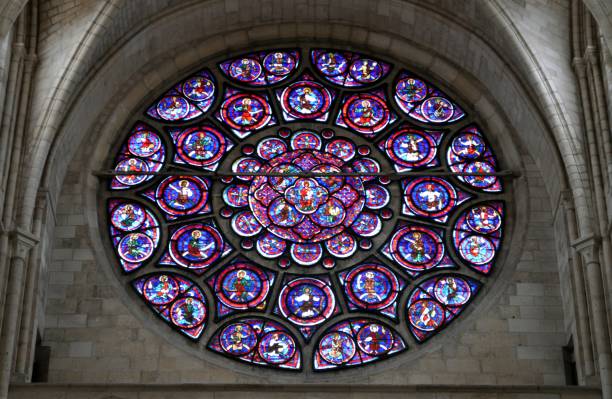 Rose window The multicolored rose window illuminates the interior of the church Laon stock pictures, royalty-free photos & images