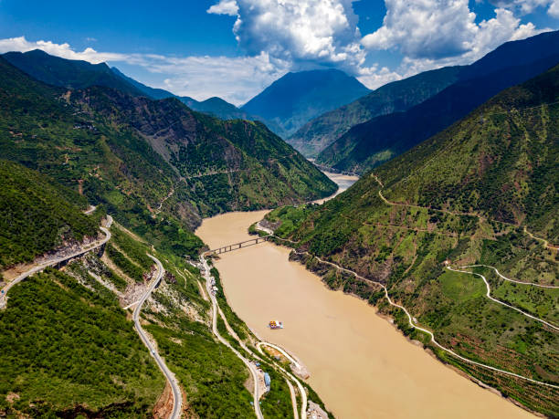 jinsha river and mountain roads - província de yunnan imagens e fotografias de stock