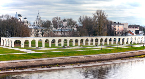 blick auf jaroslawischen innenhof und die arkade des wohnzimmerhofs im herbst in veliky novgorod. - novgorod stock-fotos und bilder