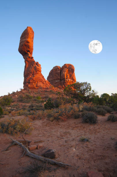 rocha equilibrada - travel famous place balanced rock beauty in nature - fotografias e filmes do acervo