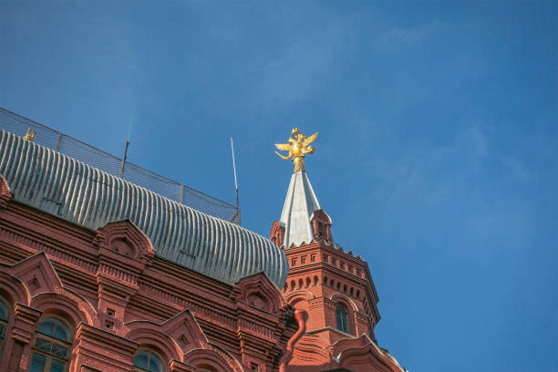 герб россии на шпиле исторического музея - steeple spire national landmark famous place стоковые фото и изображения