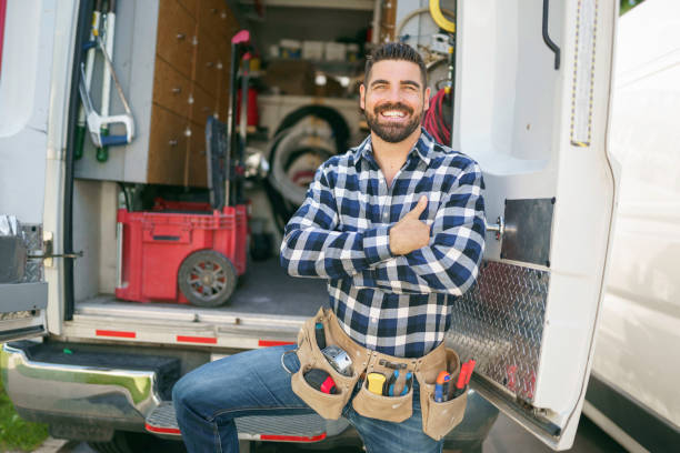 portrait d’un électricien heureux au travail - craftsperson photos et images de collection