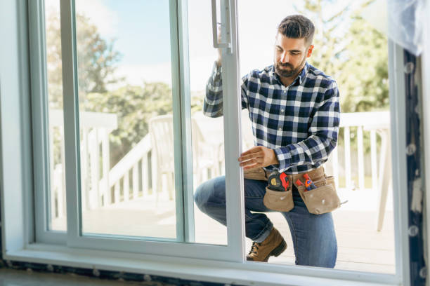 beau jeune homme installant une baie vitrée dans un nouveau chantier de construction de maison - fenêtre photos et images de collection