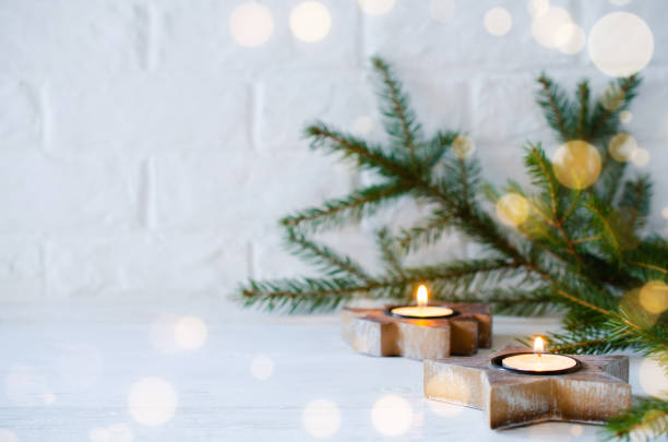 스칸디나비아 인테리어의 크리스마스 미니멀한 장식 - christmas wood ambient candlestick holder 뉴스 사진 이미지