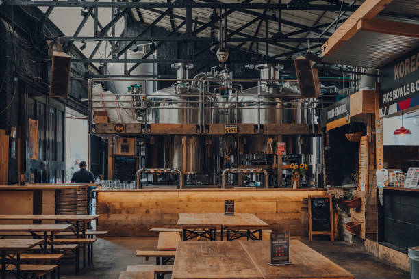 german kraft microbrewery and bar in mercato metropolitano market in london, uk. - food and drink industry imagens e fotografias de stock