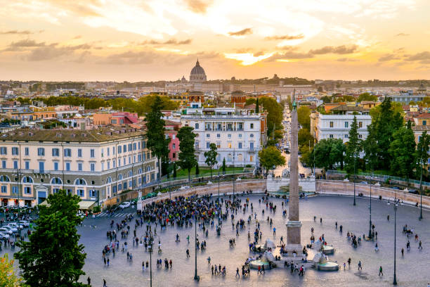 ローマ中心部のピンチョ庭園から見たポポロ広場の夕日の空 - rome italy city cupola ストックフォトと画像