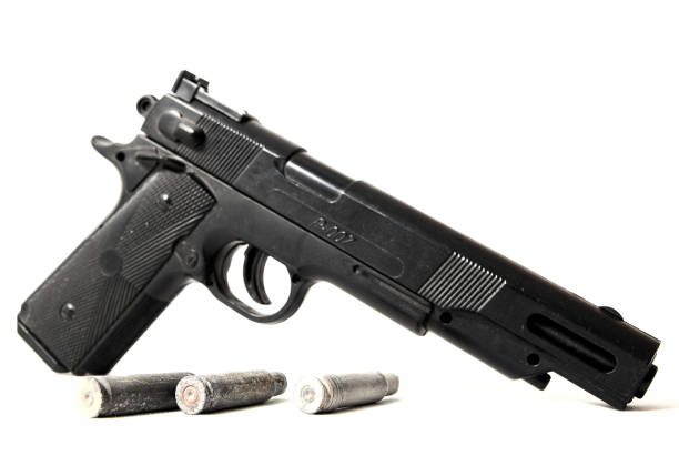 pistolet pistoletowy i kule - currency crime gun conflict zdjęcia i obrazy z banku zdjęć