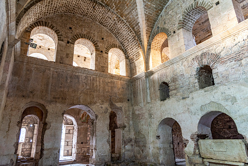 Istanbul, Turkey / Türkiye: Basilica-Cistern - built under emperor Justinian I - forest of Byzantine columns in the underground water reservoir - Yerebatan Sarayi - Yerebatan Caddesi, Sultanahmet, Fatih.