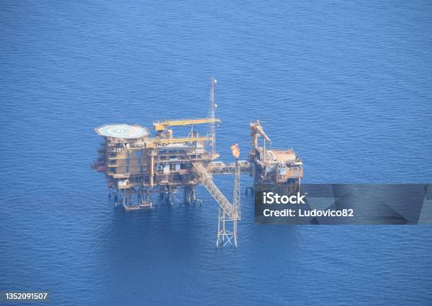 Oil Platform Stock Photo - Download Image Now - Qatar, Crude Oil, Offshore Platform