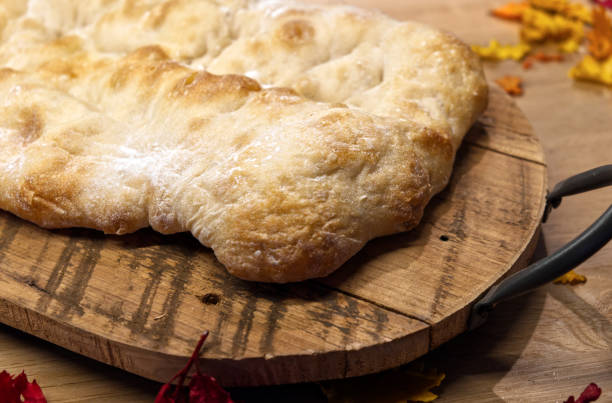 una crujiente focaccia italiana sobre una tabla de cortar de madera - italian culture pastry food rome fotografías e imágenes de stock