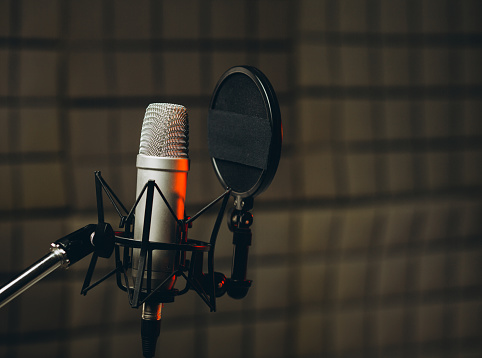 Toma panorámica de un micrófono profesional para doblaje y voz en off en el estudio de grabación de sonido. Close up, concepto de podcasting photo