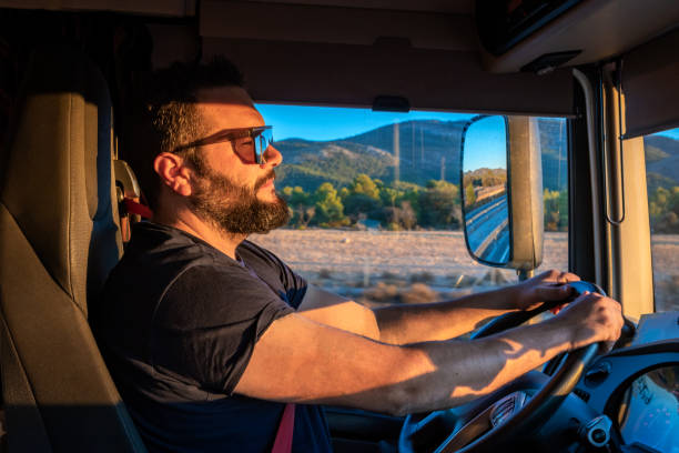 conductor de camión pesado feliz de poder conducir un camión, y haciendo el gesto de ok, con el pulgar hacia arriba. - teamsters fotografías e imágenes de stock