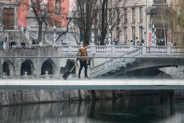 skateboarder mit maske erkundet die stadt - isolated cold virus head and shoulders cold and flu stock-fotos und bilder