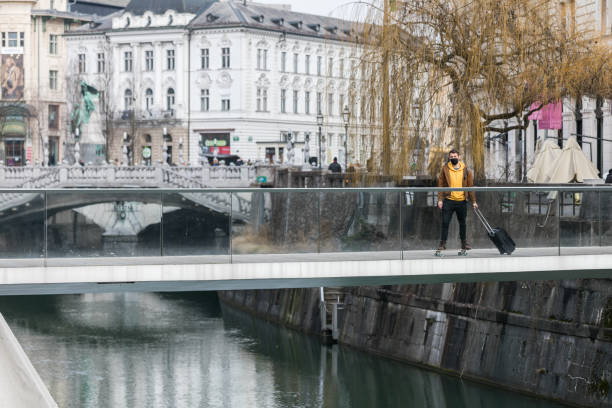 skateboarder mit maske erkundet die stadt - isolated cold virus head and shoulders cold and flu stock-fotos und bilder