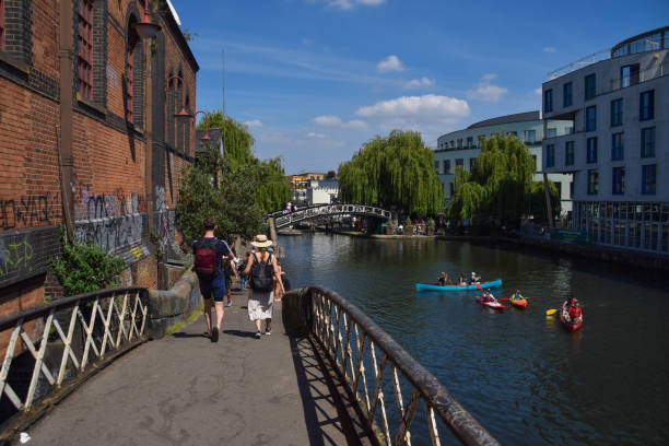 イギリス、ロンドンのカムデンにあるリージェンツ運河 - the roundhouse ストックフォトと画像