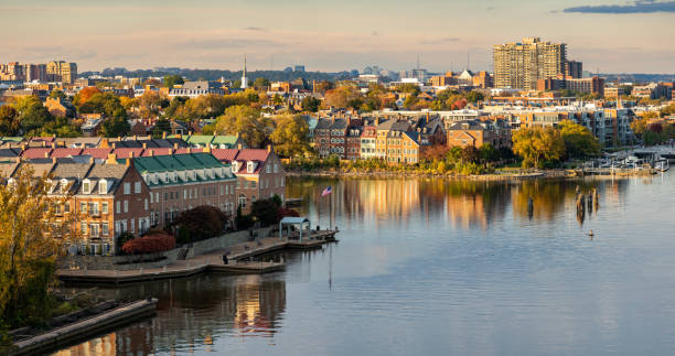 Waterfront of city of Alexandria in Virginia at sunset Modern townhomes in the historic city of Alexandria and the waterfront property along the Potomac River in northern Virginia alexandria virginia stock pictures, royalty-free photos & images