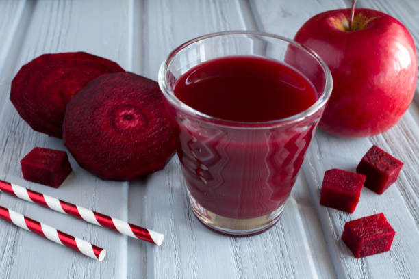 rote beete und apfelsaft im trinkglas auf dem grauen holzhintergrund. nahaufnahme. - breakfast close up vegetarian food nature stock-fotos und bilder