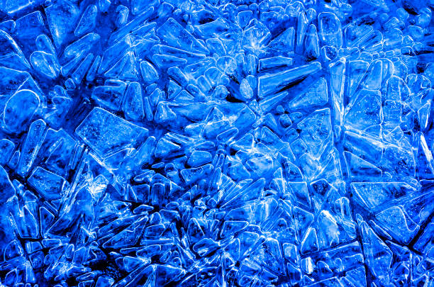 frozen ice patterns in winter cold freezing water crystals shapes - crystallization imagens e fotografias de stock