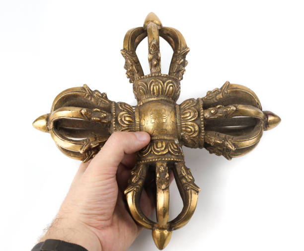 oro vajra de cuatro rayos en la mano de un hombre sobre un fondo blanco - asian culture traditional culture chinese culture antiquities fotografías e imágenes de stock