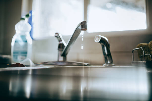 tropfende küchenspüle wasserhahn - zapfen stock-fotos und bilder