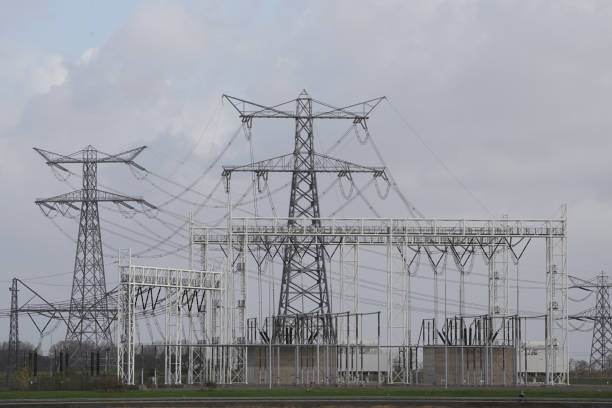 Electriciteitsnet. Electriciteitsmasten in daglicht
