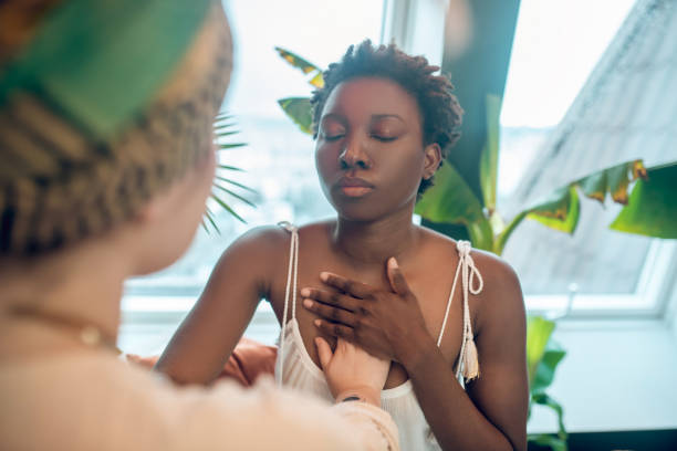 istock A healer working with a dark-skinned woman 1352125213