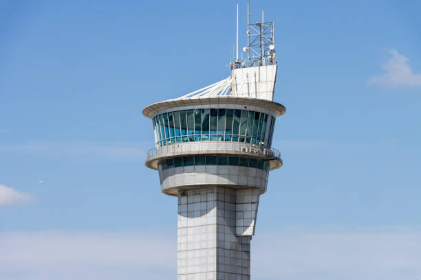 空港の航空管制塔。フライト管理センター。孤立した青空の背景 - air traffic control tower airport runway air travel ストックフォトと画像