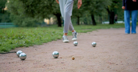 A focus on a game of petanque