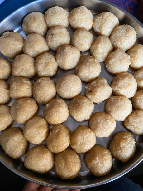 immagine a tutto telaio di dolci motichoor ladoo fatti in casa, palline di caramelle tradizionali indiane (boondi), su thali (vassoio) in acciaio inossidabile, vista elevata - photography metal traditional culture full foto e immagini stock