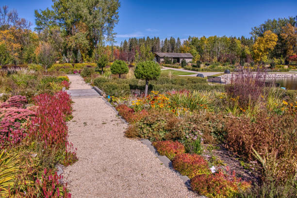 ノースダコタ州、米国、マニトバ州、カナダの間で分割された国際平和庭園 - manitoba north lake canada ストックフォトと画像