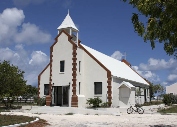 typowy kościół na wyspie grand turk, turks i caicos - turks and caicos islands caicos islands bahamas island zdjęcia i obrazy z banku zdjęć