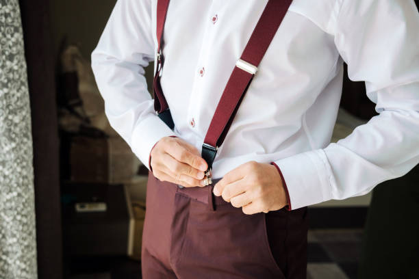 le marié s’habille pour le grand jour - bretelles homme photos et images de collection