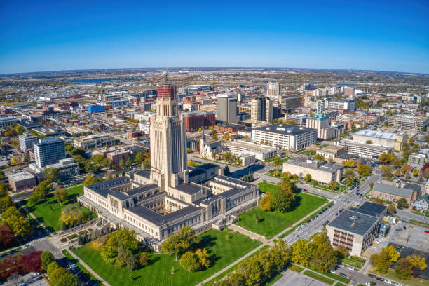 вид с воздуха на линкольн, штат небраска осенью - nebraska lincoln nebraska state capitol building state стоковые фото и изображения