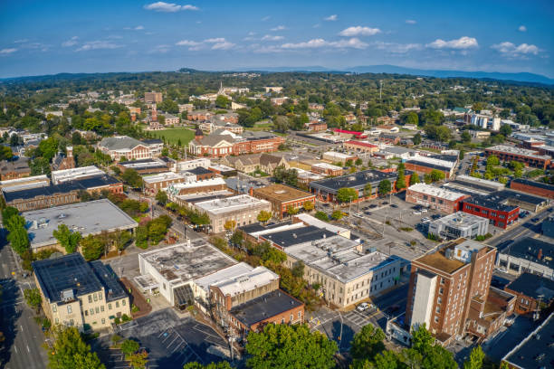 vista aérea del centro de cleveland, tennessee en verano - downtown core fotografías e imágenes de stock