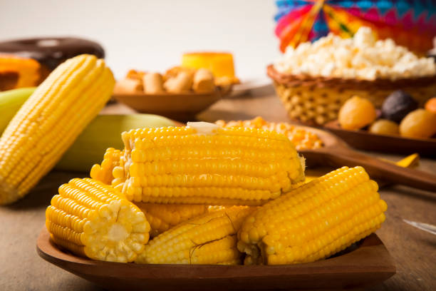 widok z bliska na domową złotą kolbę kukurydzy z masłem i solą na stole - corn on the cob corn cooked boiled zdjęcia i obrazy z banku zdjęć