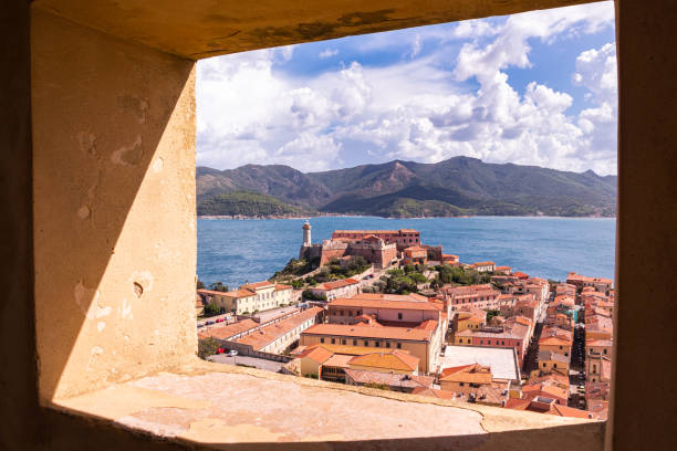 vista desde el fuerte medieval forte falcone en la histórica ciudad de portoferraio (elba, toscana, italia) - portoferraio fotografías e imágenes de stock
